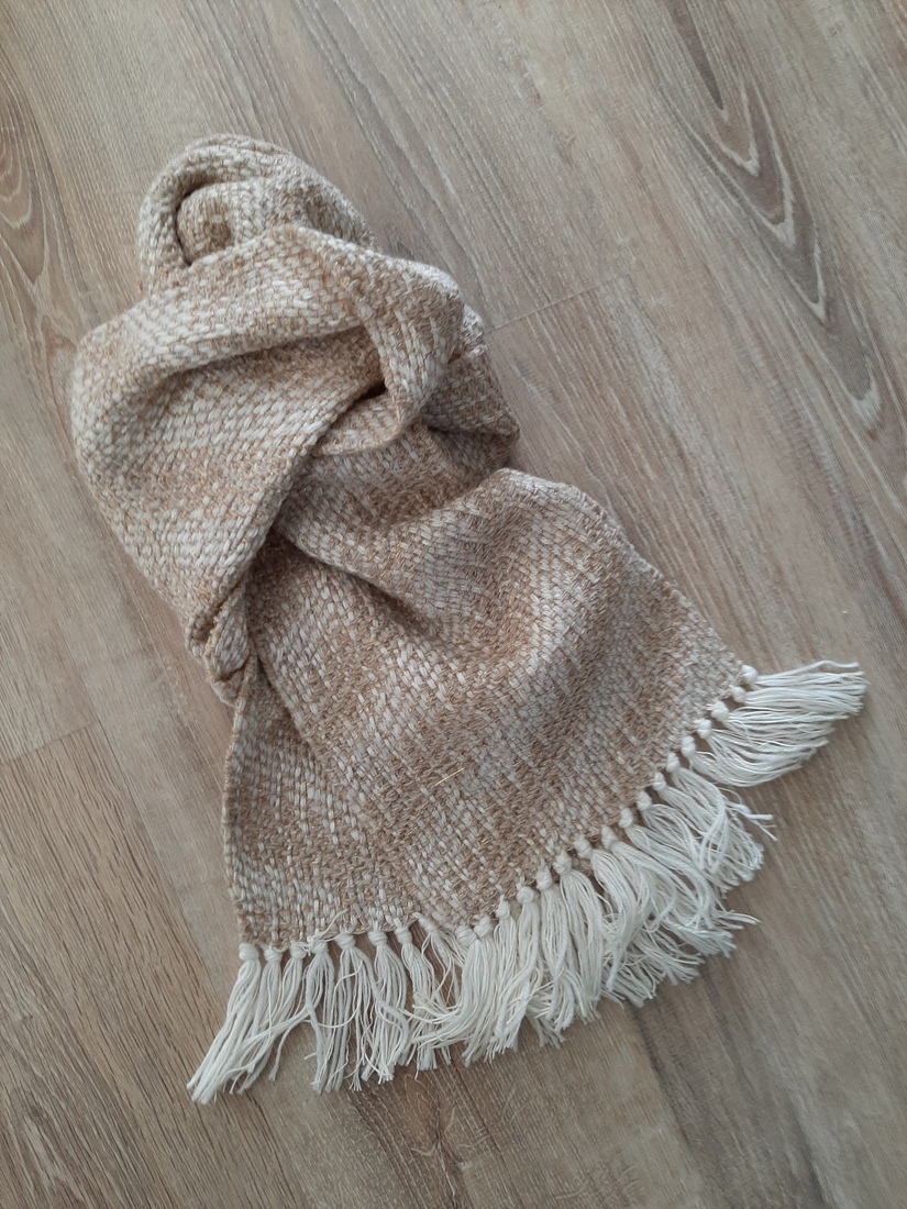 Sjaal in gebroken wit met gouddraad