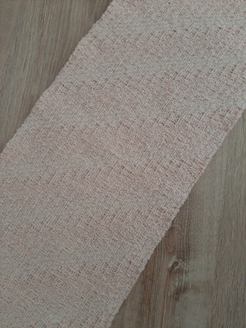 Sjaal in wit met heel zacht roze