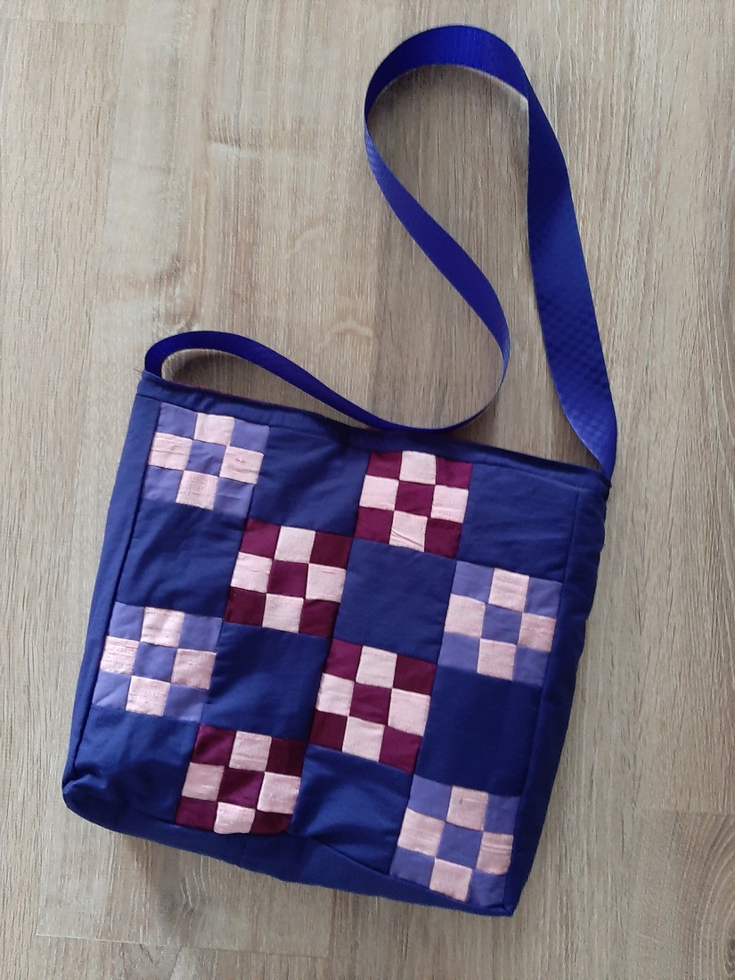 Blokjestas in donkerblauw