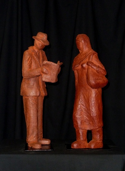 krantenlezende man en moslima