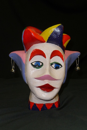 nar met gekleurde muts