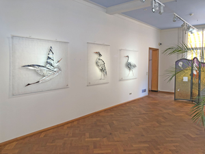 Handgemaakte assemblages opgebouwd uit diverse materialen met als  r transparant vlies. Het werk hangt 5 cm van de muur en is ondertekend met een A. De eerste letter van mijn achternaam. Een ondertekening die telkens anders van vorm is. 
Deze foto is genomen tijdens een expositie in Museum Kranenburgh in Bergen Noord-Holland . 


