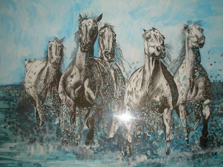 Paarden in gallop in water