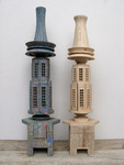 uit losse onderdelen bestaande houten torens, soms bewerkt met papier en pigment, opgebouwd rond een as.