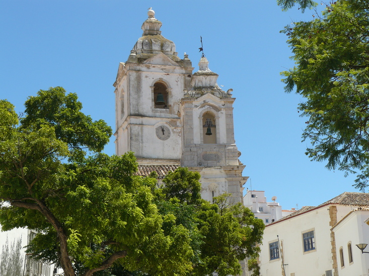 Kerktoren met bomen in Portugal