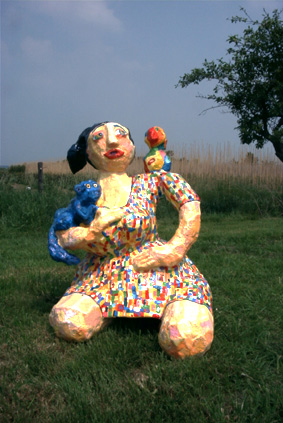 zittende vrouw met vogel en aapje