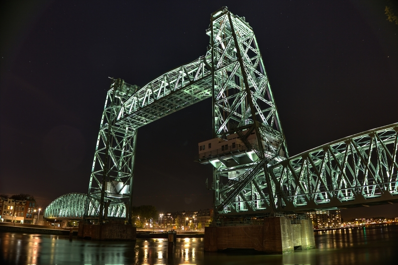 Hef Rotterdam bij Nacht