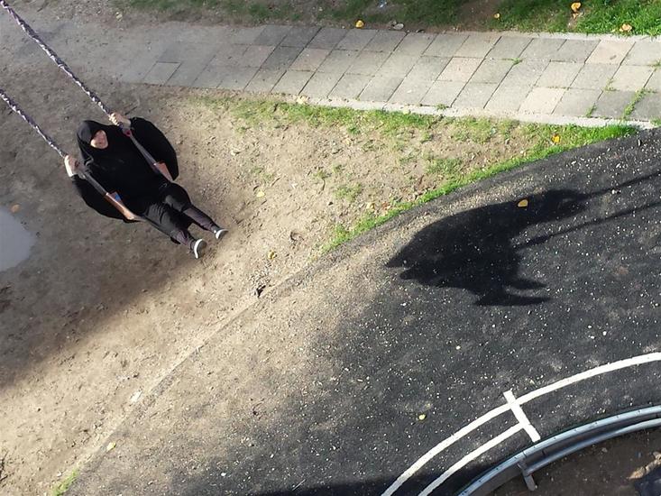 Moslima op schommel in Rotterdam