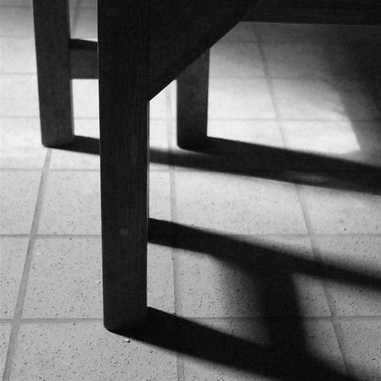 Stoelpoten met schaduw