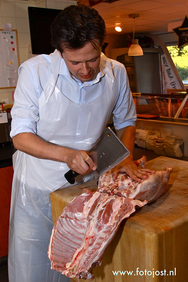 Uitbenen bij slagerij Aad van Eijk.