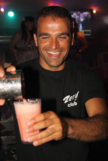 Barman in Laganas Zakynthos Griekenland.
