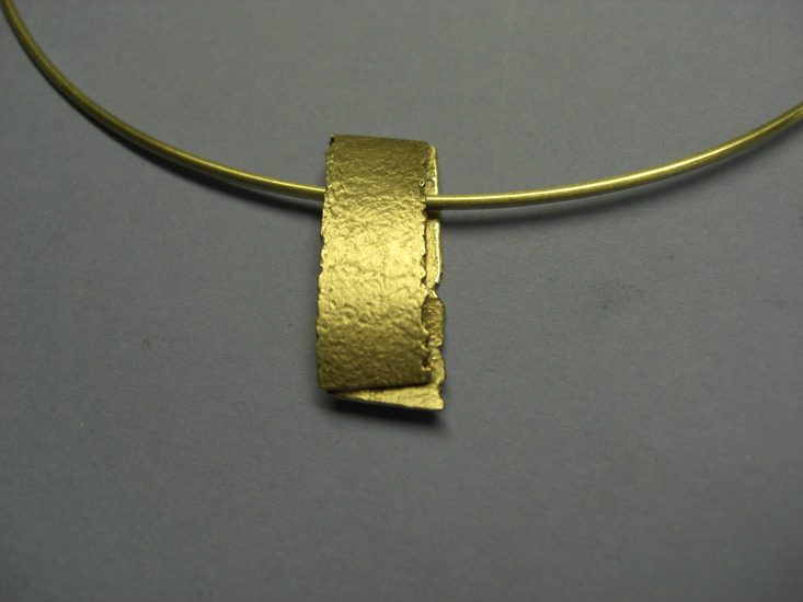 geelgouden hanger aan draad