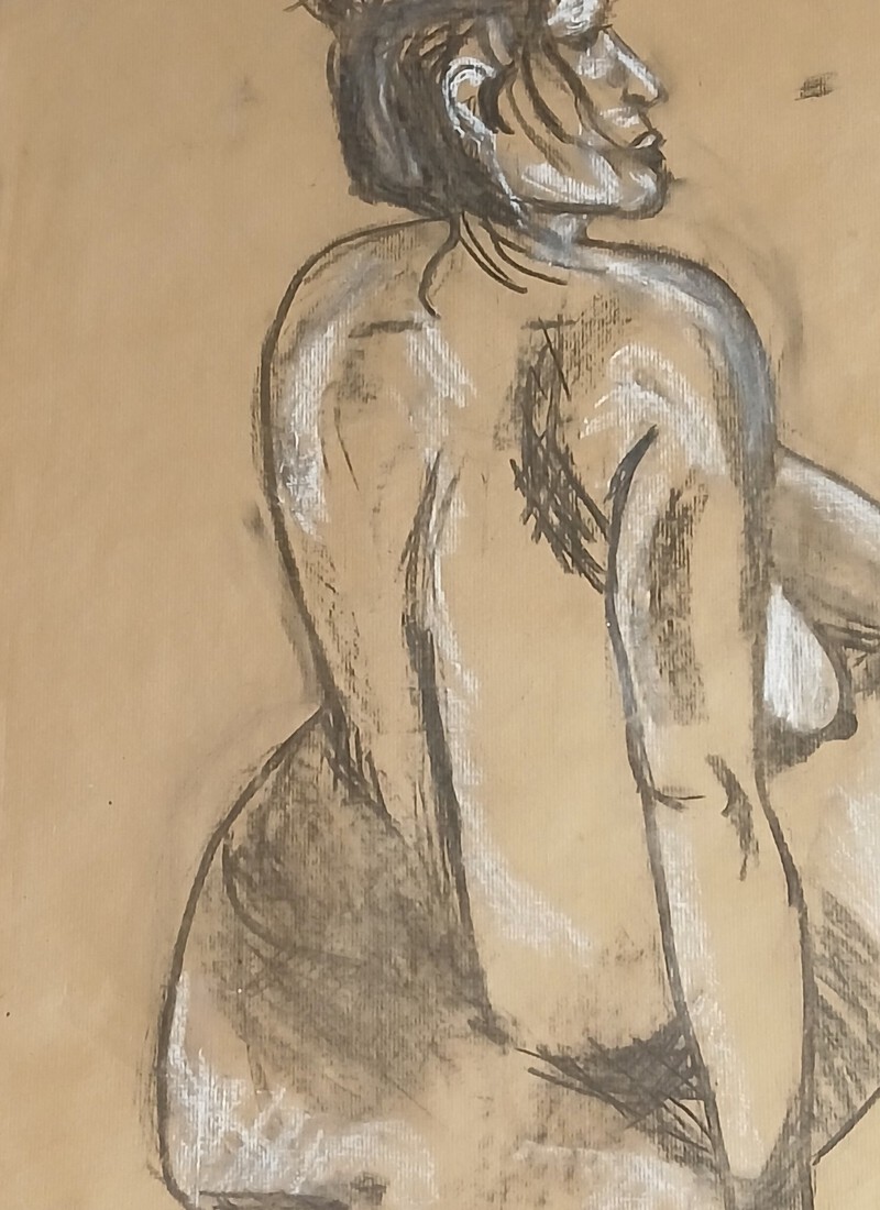 Poserend vrouwelijk model conté krijt zwart/wit tekening op bruin pakpapier in zwarte lijst achter glas.