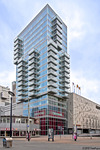 Dit is het nieuwe B Tower appartementencomplex in Rotterdam. Hierin bevinden zich de Urban Residences appertementen welke je boeken als zijnde hotelkamer. Hierin had ik een weekend de penthouse op de 19e verdieping. Schitterend complex met design interieur.