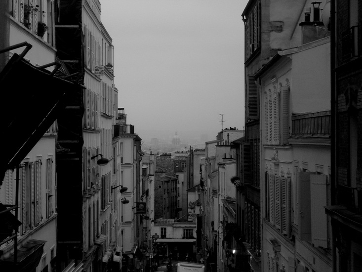 Narrow street in Paris