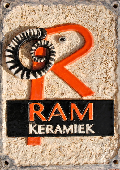 gevelsteen met logo Ramkeramiek