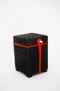 In samenwerking met keramist Els Bottema hebben we naked raku gestookte doosjes gemaakt met een sluiting van vilt.
