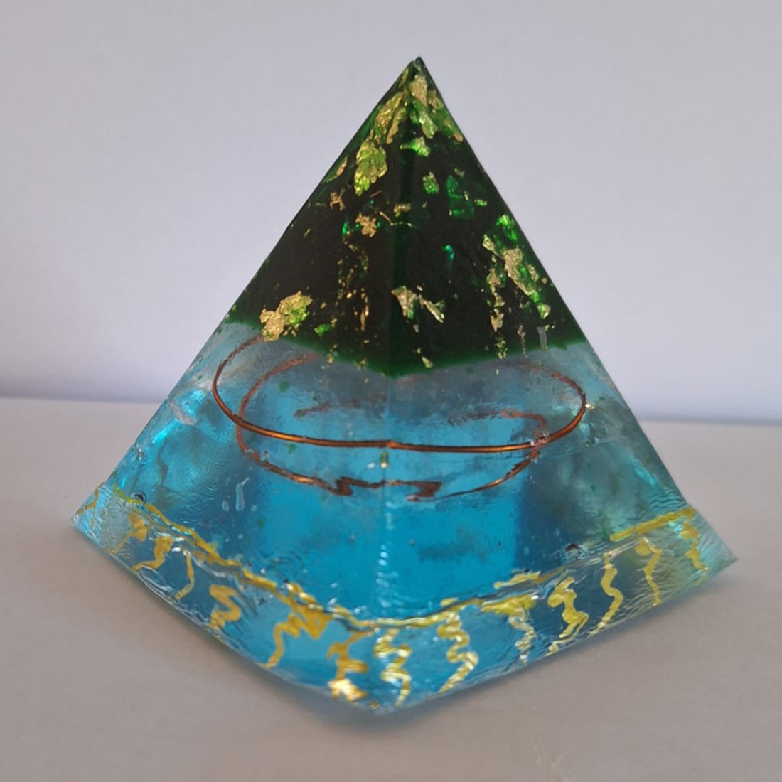 Orgonite / piramide blauw donkergroen