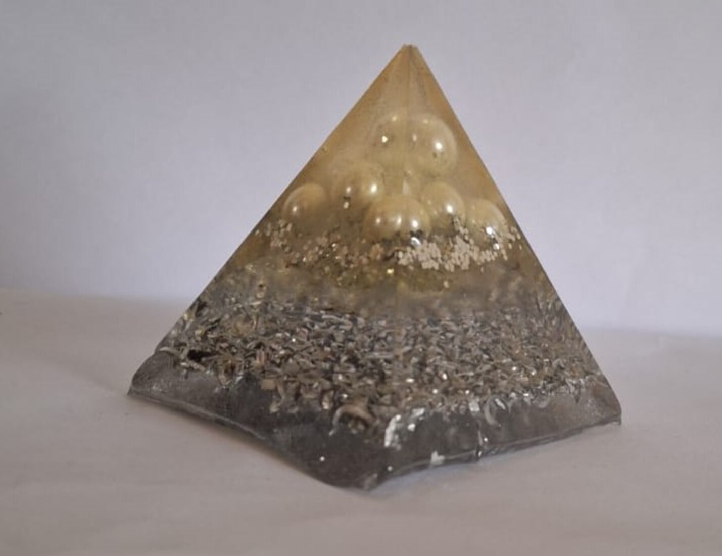 Orgonite / piramide zilver