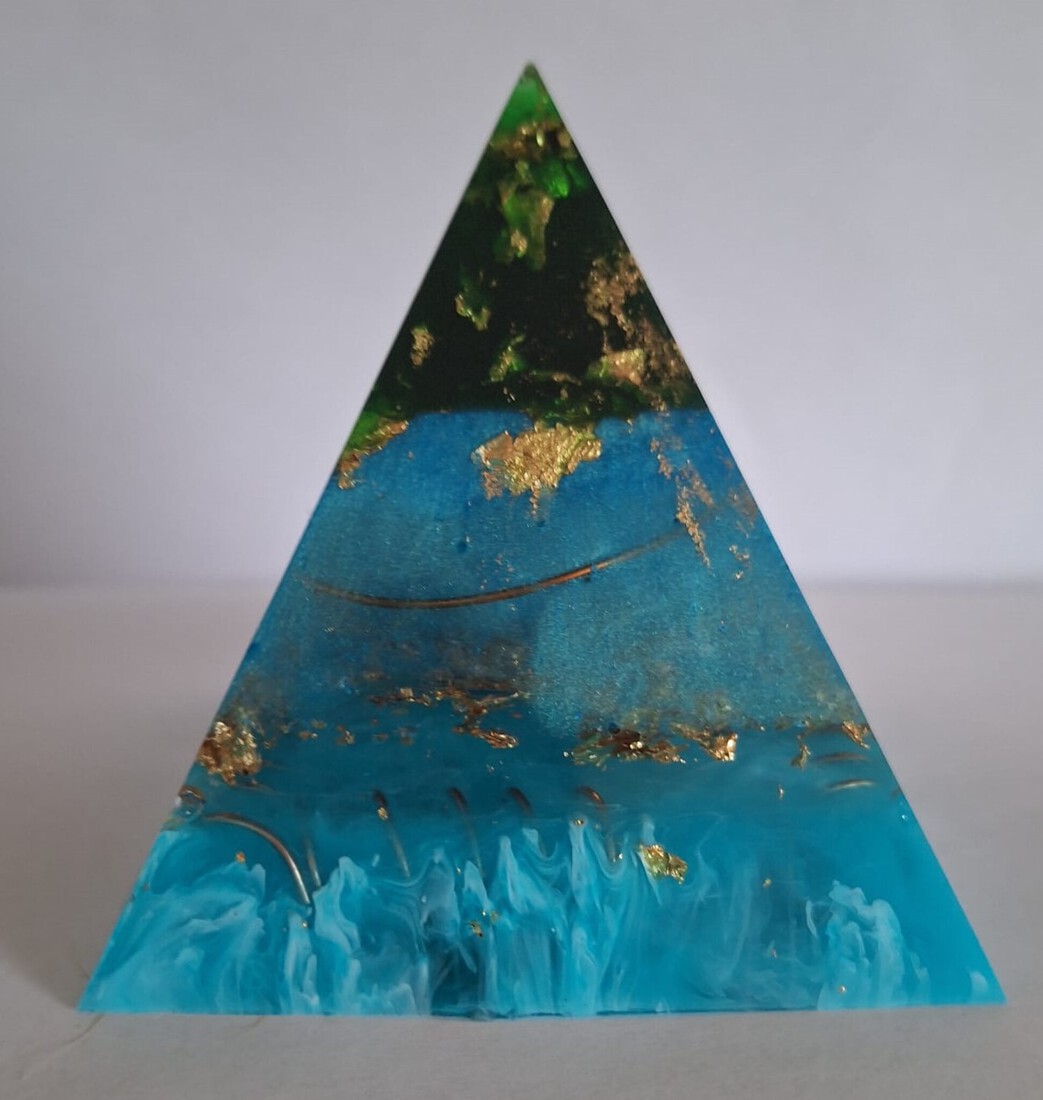 Orgonite / piramide groen blauw 