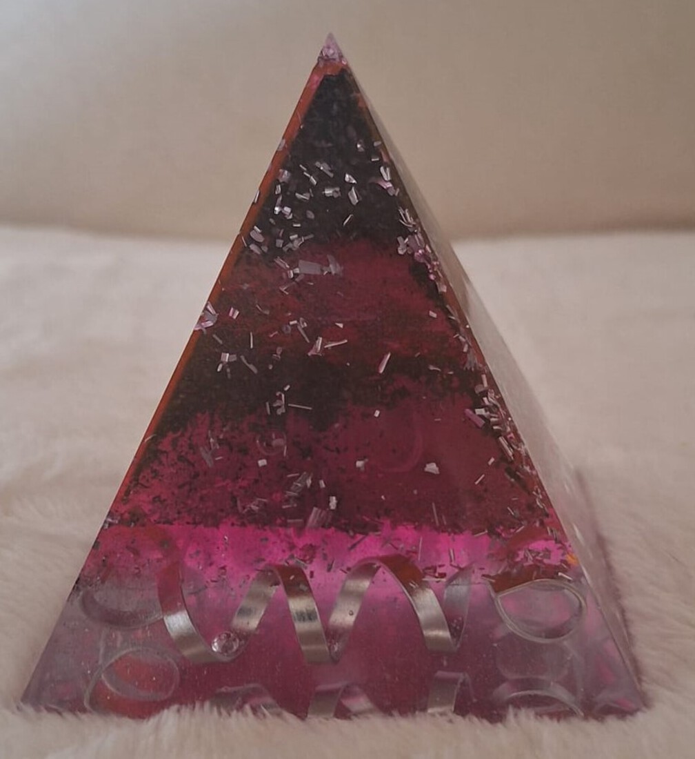 Orgonite / piramide zwart paars roze met snippers alu