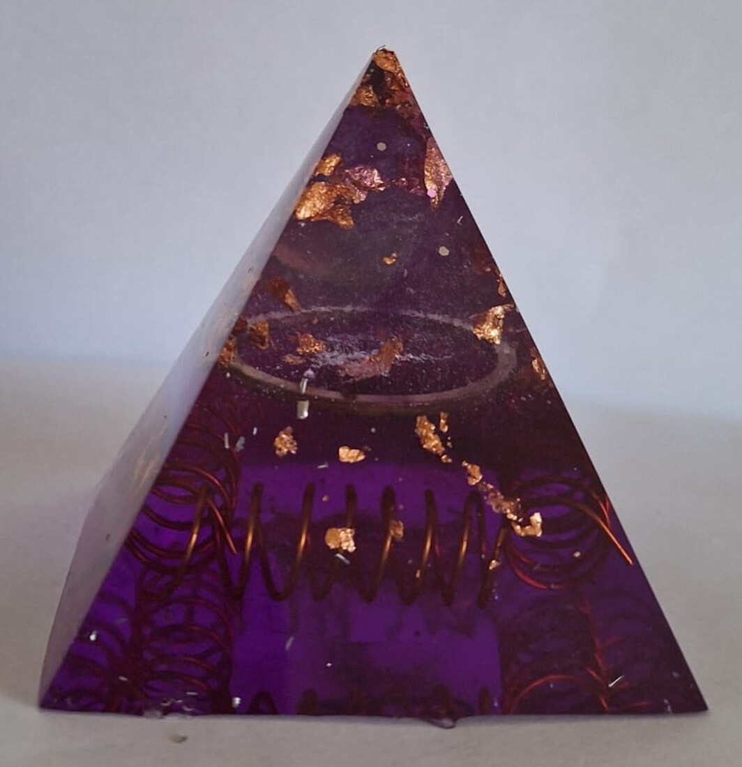 Orgonite / piramide paars met koperen ring en bladgoud