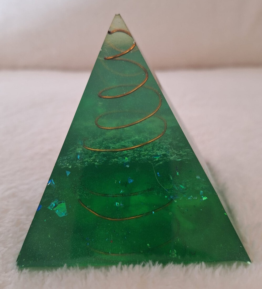 Orgonite / piramide groen met koperspiraal