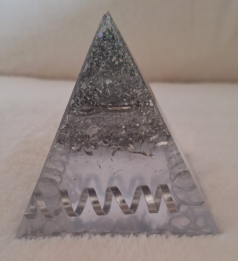 Orgonite / piramide zilver en aluminium