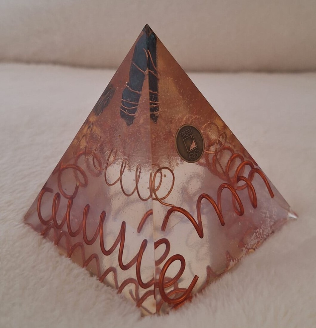 Orgonite / piramide labradoriet, chinese geluksmunten en koperdraad