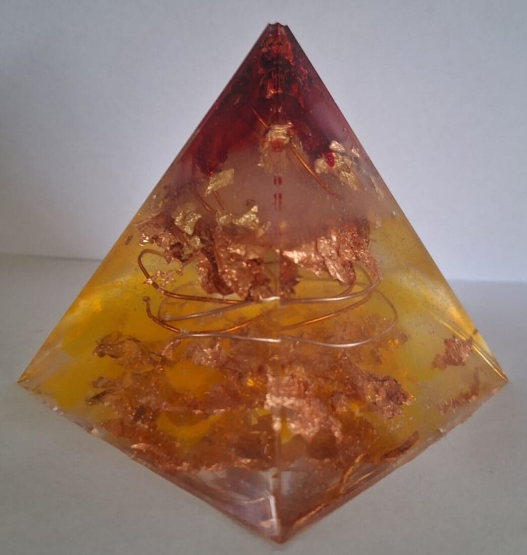 Orgonite / piramide rood geel koperdraad en bladgoud