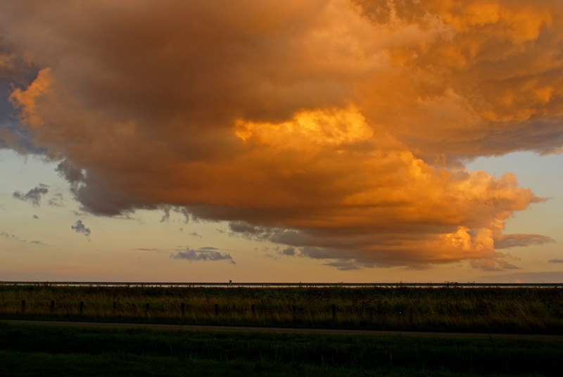 WOLKEN BIJ ZONSONDERGANG