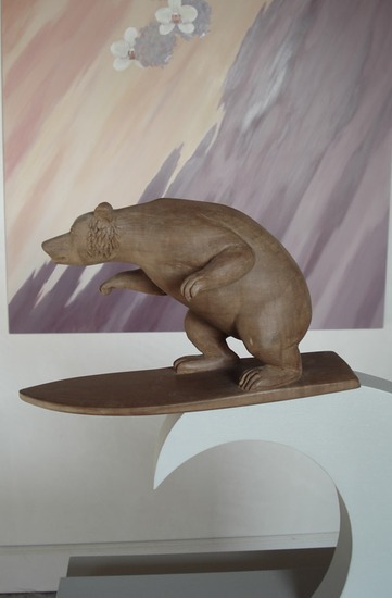 beeldhouwwerk in notelaar hout beer