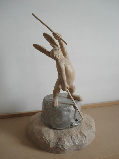 sculptuur konijn met belangrijk bericht