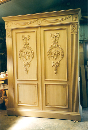 eiken kast met engeltjes snijwerk