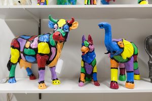 Diverse beelden van polyester. - Handgeschilderd - Weerbestendig - In je eigen kleuren - Van klein tot levensgroot - Bijna alle dieren en hondenrassen Info via vrolijkebeelden@gmail.com Vrolijkebeelden.nl
