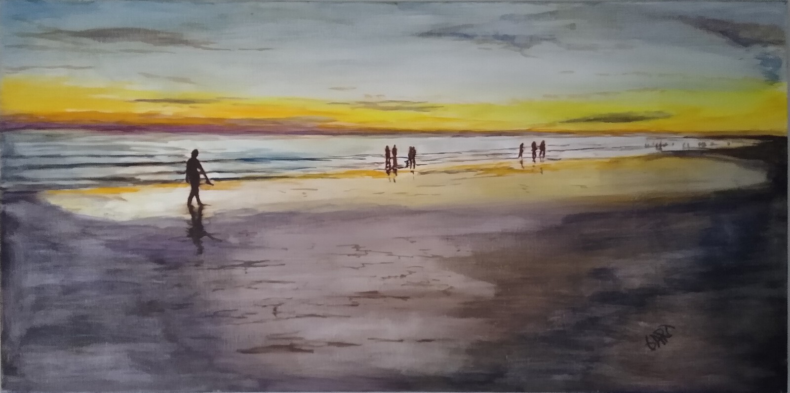 Wandelaars bij valavond aan zee