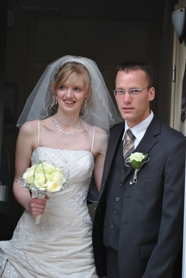 Bruidspaar in deuropening.