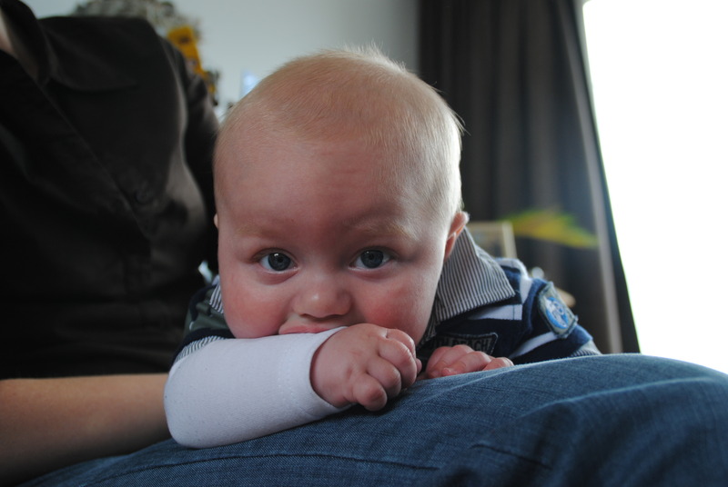 Bij mama op schoot!