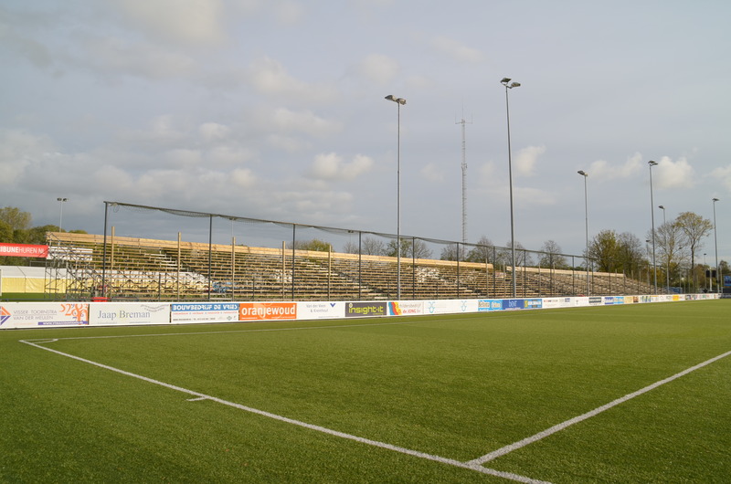 Zit tribune voor 4000 supporters.