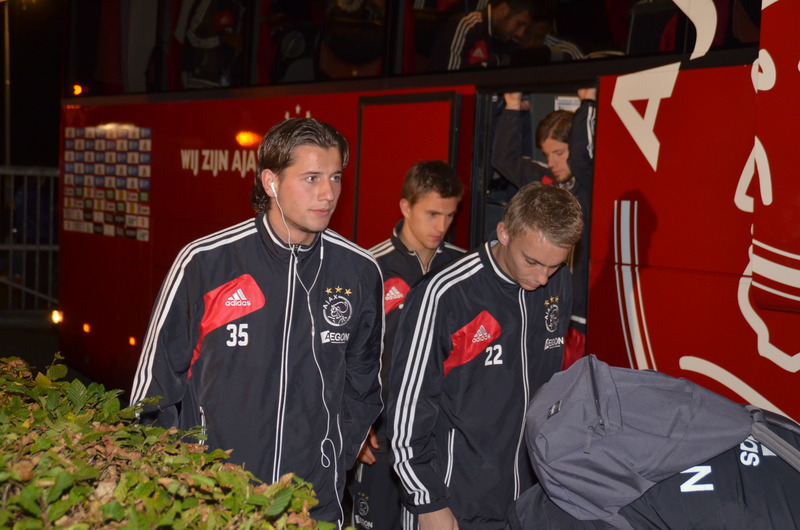 Ajax spelers komen aan bij het Zuidersportpark.