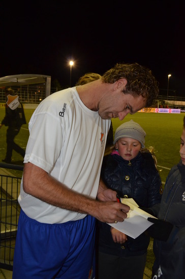 Sandor deelt handtekeningen uit aan supporters.