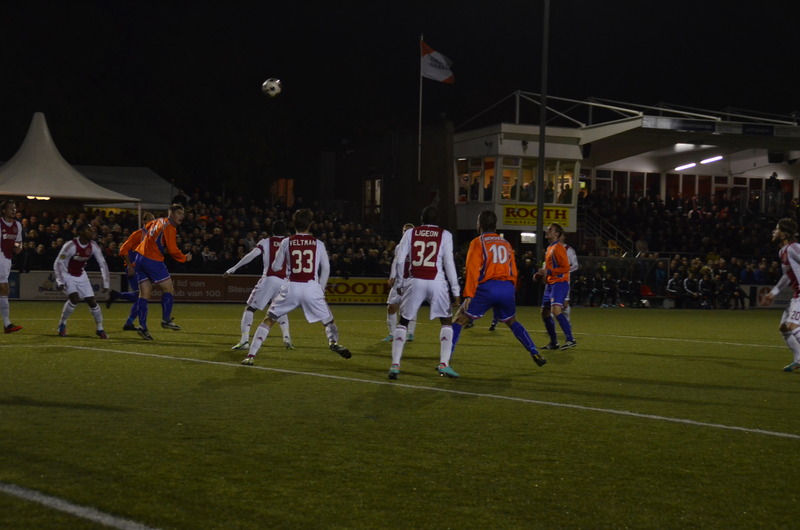 ONS in de aanval voor de goal van AJAX.