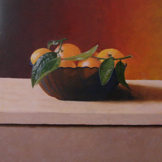 Mandarijnen met blad in blauwe schaal