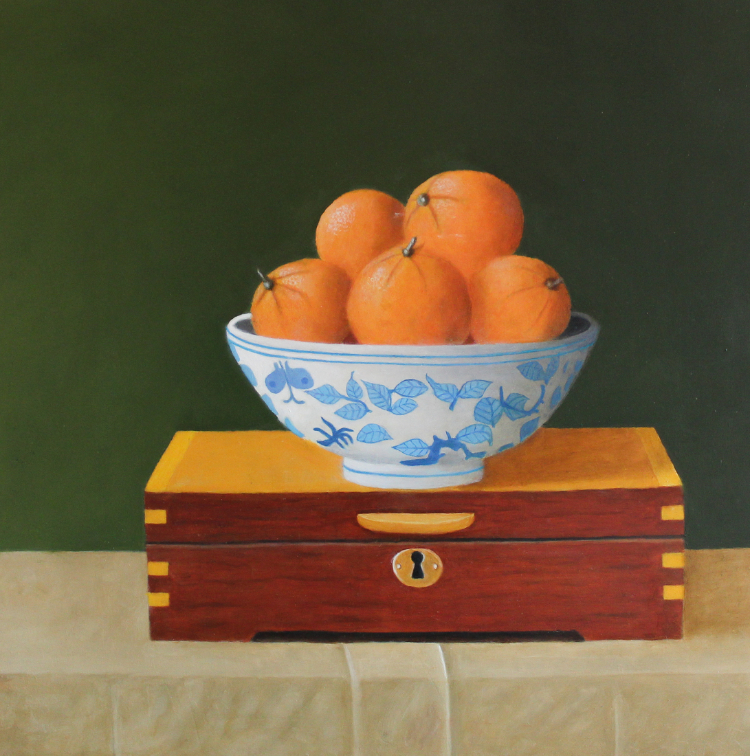 Kistje met daarop oud schaaltje  met sinaasappels.