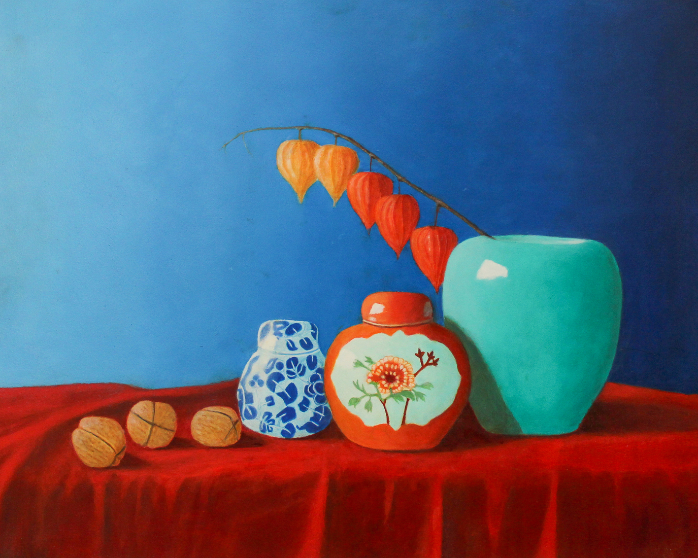 Chinese potjes, blauwe vaas en lampionbloemen