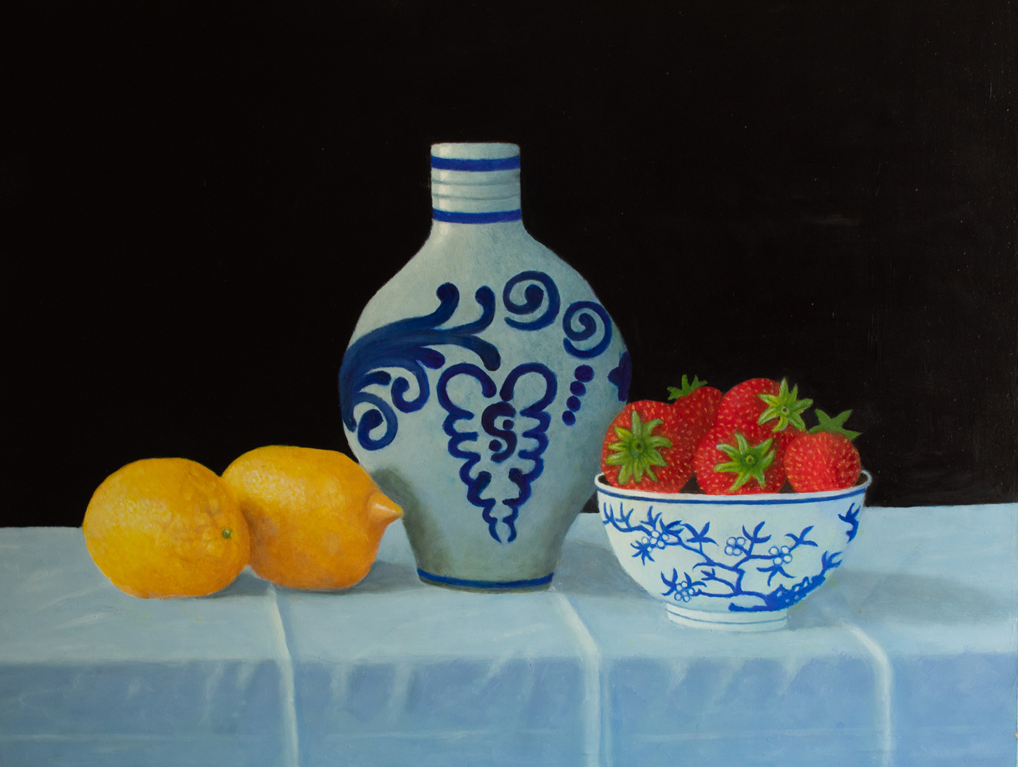 Keuls aardewerk, citroenen en oud schaaltje met aardbeien.