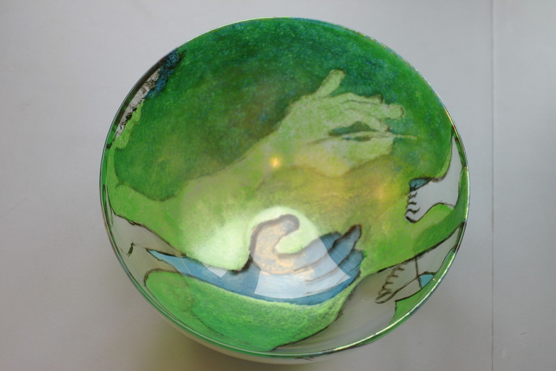 Ik schilder en houd het papier vast