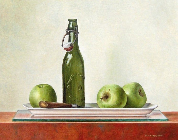 Stilleven met groene appels en beugelflesje