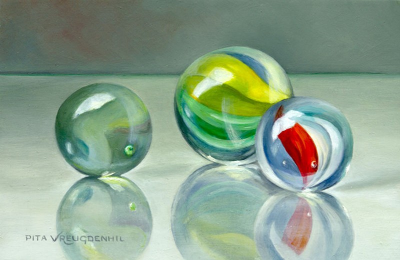 Stilleven met knikkers op een glasplaat