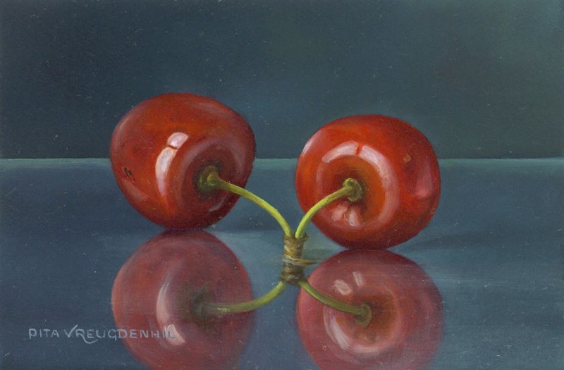 Stilleven met twee kersen op glasplaat